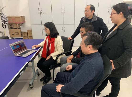 说明: D:\170620 机电工程系工作资料\机电系党总支\党建政治理论学习（党日活动）培训资料\电气工程系政治理论学习资料\191126 员工安全工作会议照片\191126 机电教研室参观庆祝新中国成立70周年大型成就网上展馆1.jpg