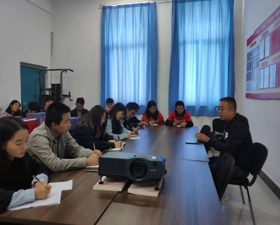 说明: D:\170620 机电工程系工作资料\机电系党总支\党建政治理论学习（党日活动）培训资料\电气工程系政治理论学习资料\191105 电气党总支员工支部“不忘初心”党日活动照片\191031 员工支部岗位实践培训级新生员工干部.jpg