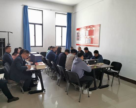 说明: D:\170620 机电工程系工作资料\机电系党总支\党建政治理论学习（党日活动）培训资料\电气工程系政治理论学习资料\191105 电气党总支员工支部“不忘初心”党日活动照片\191105 员工支部传承红色基因党课2.jpg