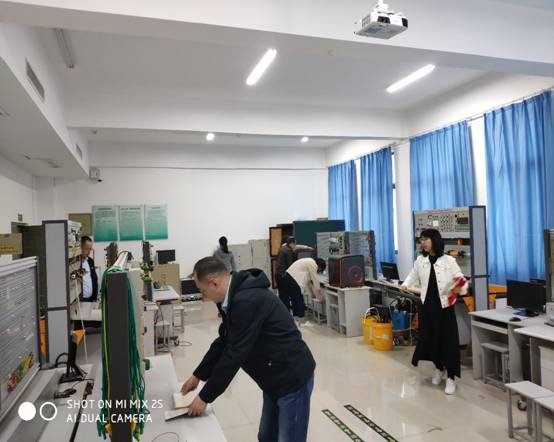说明: D:\170620 机电工程系工作资料\机电系党总支\党建政治理论学习（党日活动）培训资料\电气工程系政治理论学习资料\191022 电气党总支教工支部“不忘初心”党日活动照片\191022 总支教工支部党员志愿者活动1.jpg