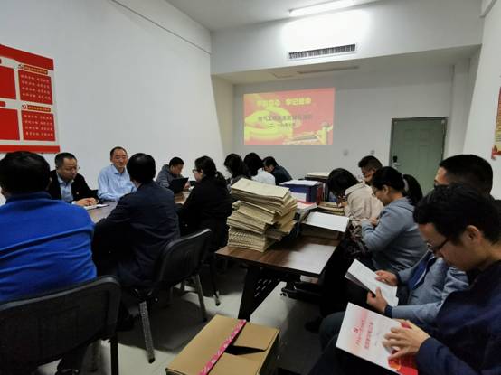 说明: D:\170620 机电工程系工作资料\机电系党总支\党建政治理论学习（党日活动）培训资料\电气工程系政治理论学习资料\191022 电气党总支教工支部“不忘初心”党日活动照片\191022 总支党员传达文件2.jpg