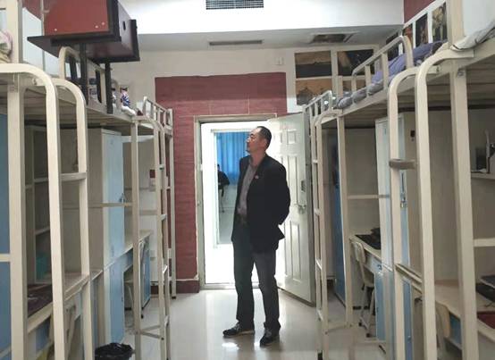 说明: D:\170620 机电工程系工作资料\机电系党总支\党建政治理论学习（党日活动）培训资料\电气工程系政治理论学习资料\191105 电气党总支员工支部“不忘初心”党日活动照片\191031 员工支部岗位实践检查公寓安全卫生2.jpg